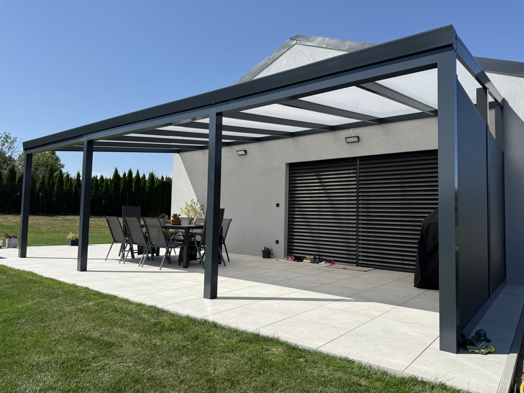 Hliníková pergola jako ochrana před sluncem