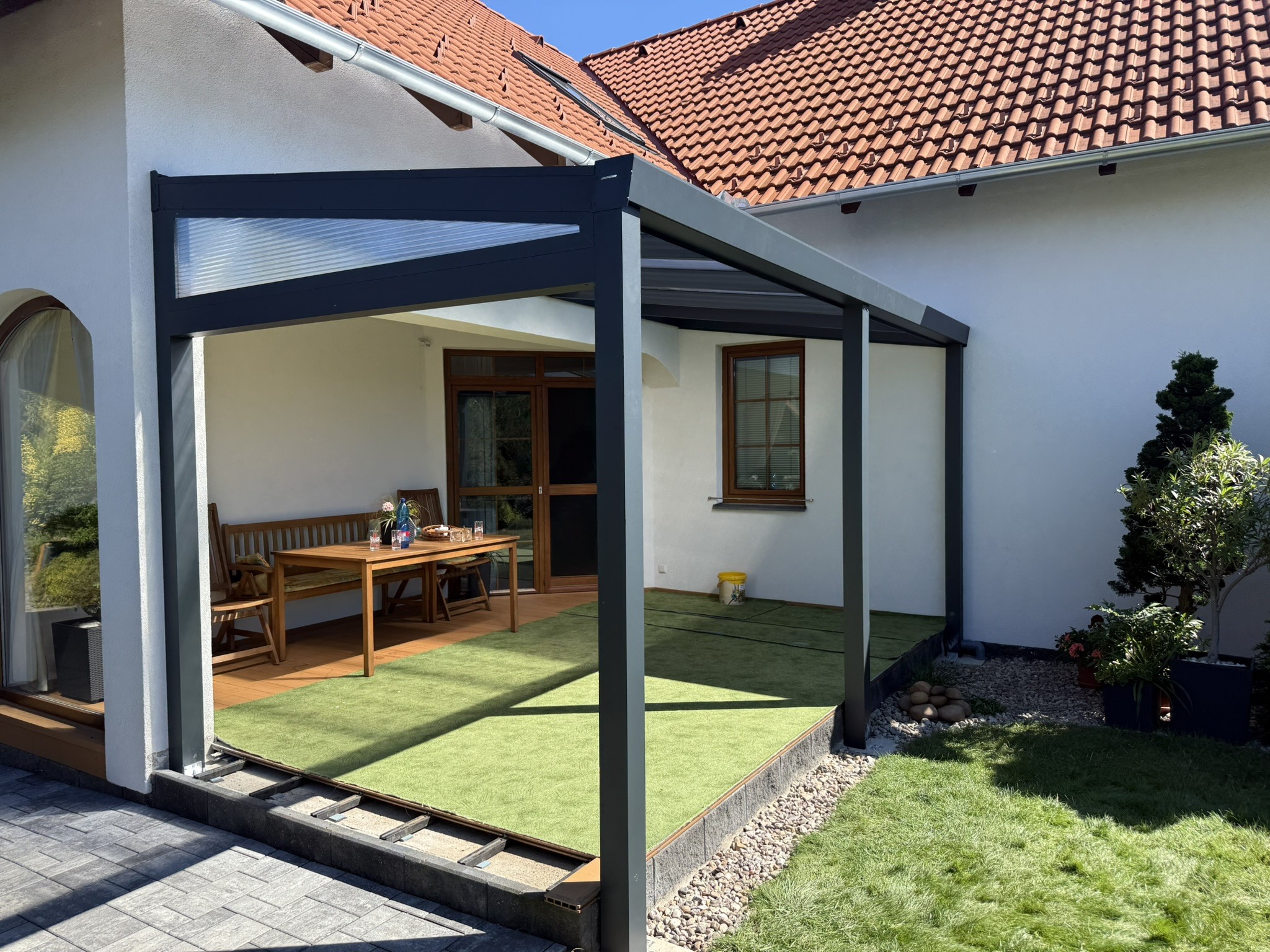 Hliníková pergola jako místo pro outdoorové workshopy a kurzy