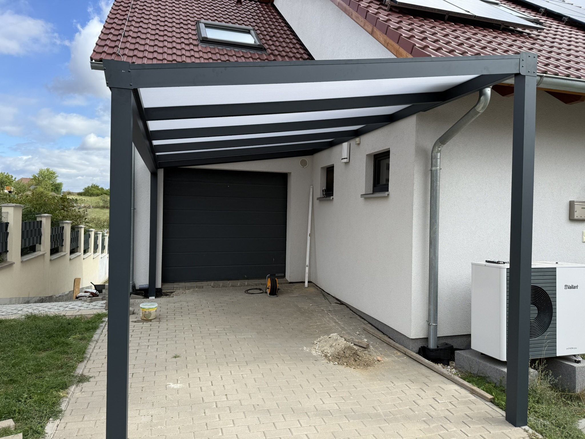 Hliníková pergola mezi dvěma stěnami: Na co myslet při návrhu